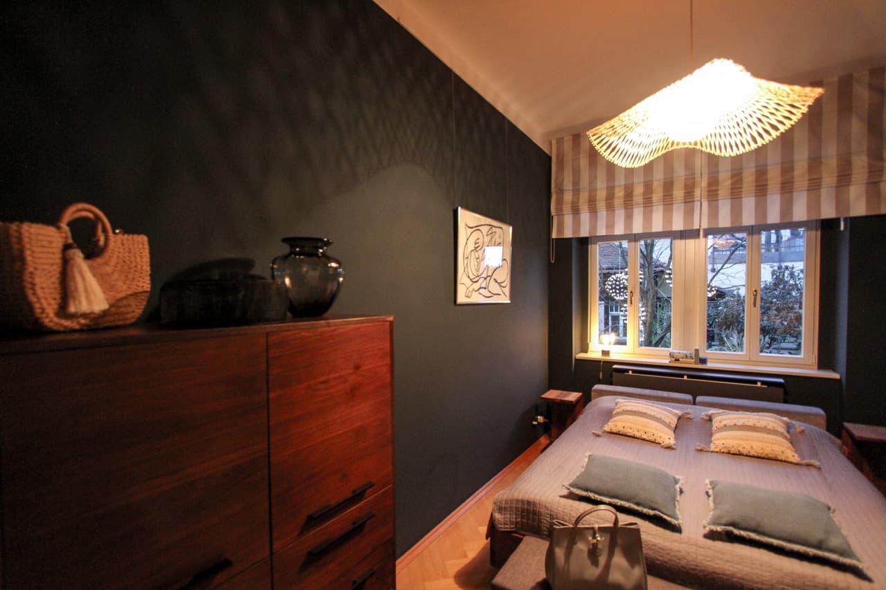 Inneneinrichtug mit neu bemalter Wand