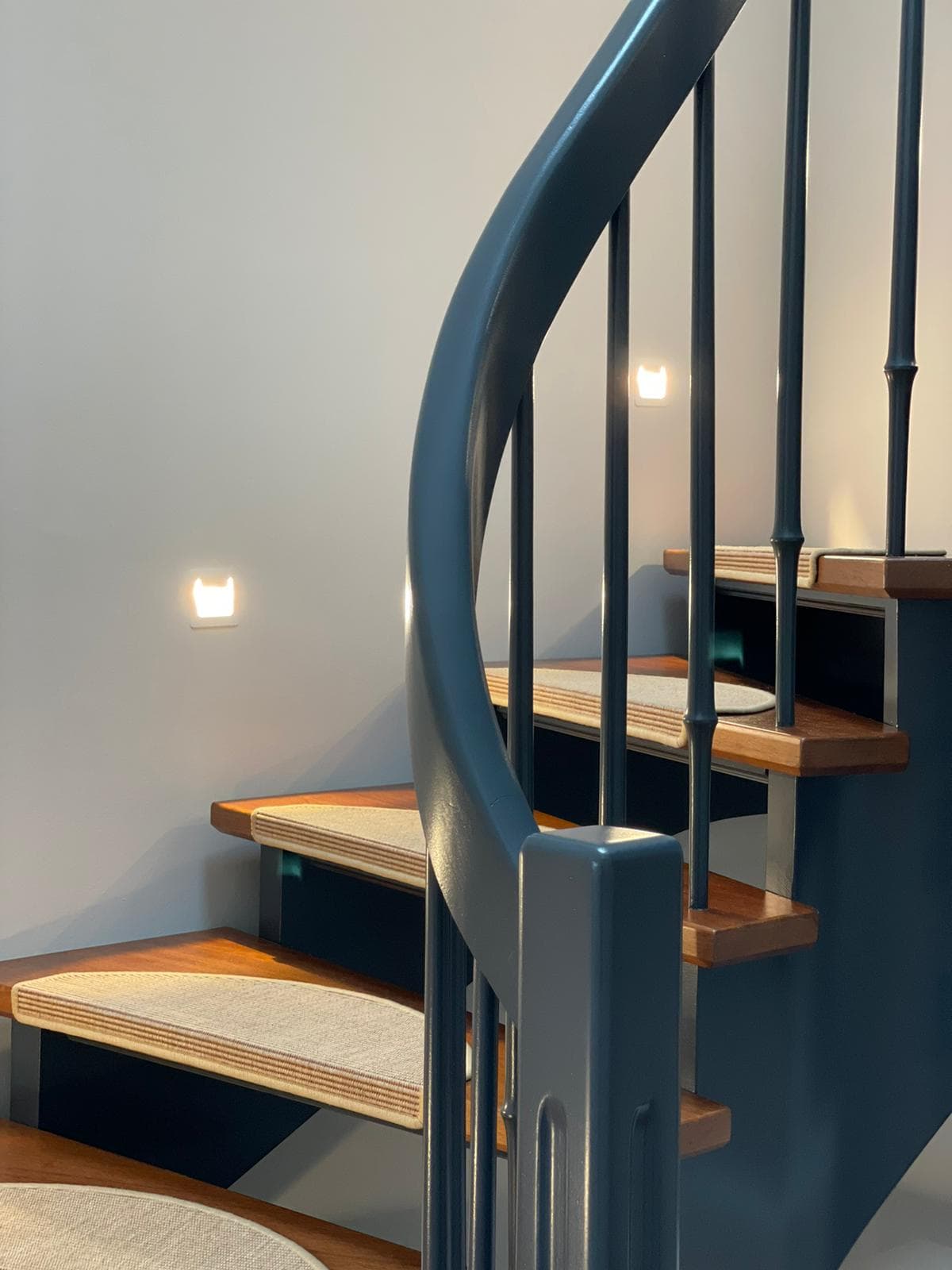 Inneneinrichtug mit neu bemalter Wand