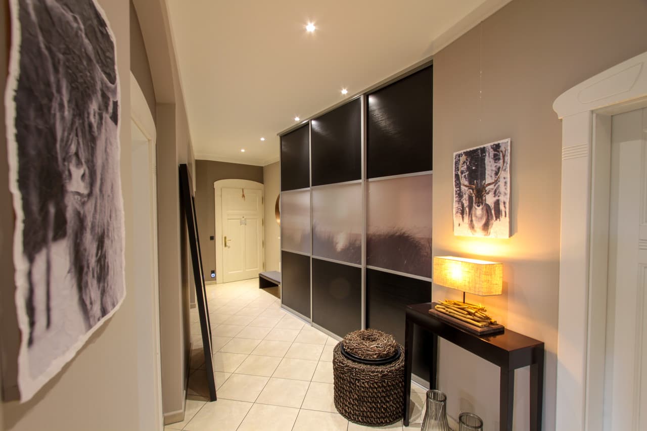 Inneneinrichtug mit neu bemalter Wand