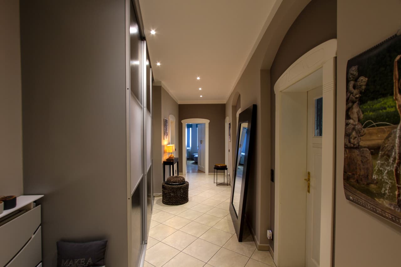 Inneneinrichtug mit neu bemalter Wand