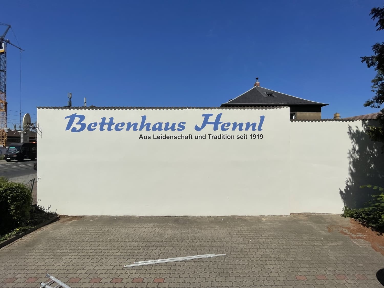 Inneneinrichtug mit neu bemalter Wand