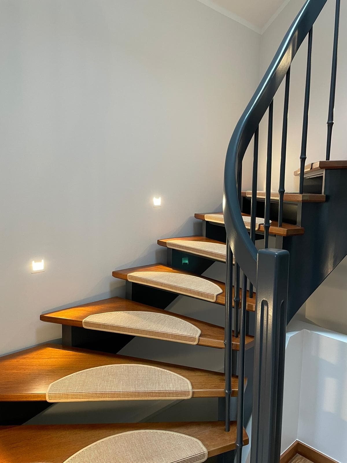 Holztreppe im vorher und Nachher